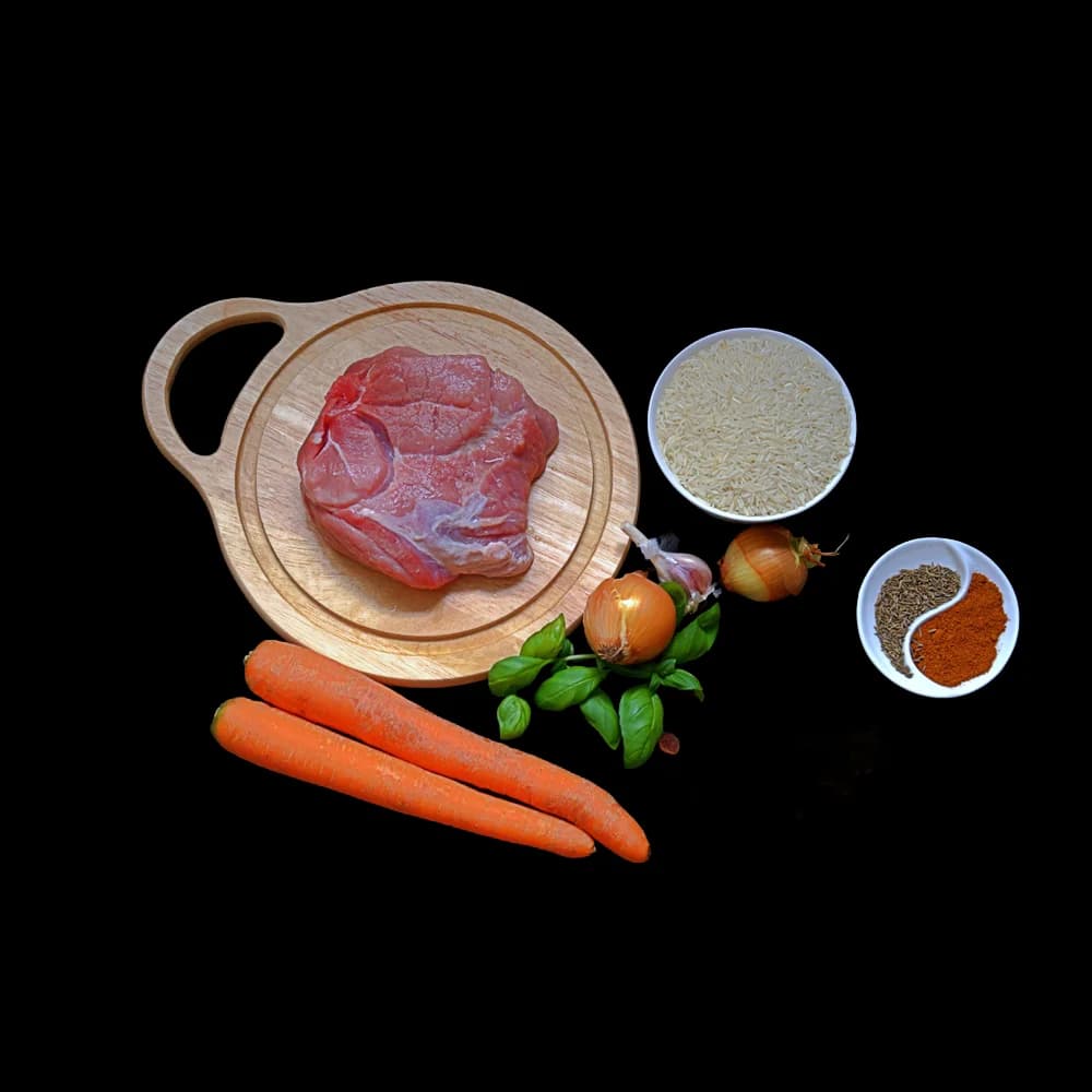 პლოვის ინგრედიენტები: ბრინჯი, ხორცი, სტაფილო, ხახვი, სუნელები და მწვანილი შავ ფონზე.